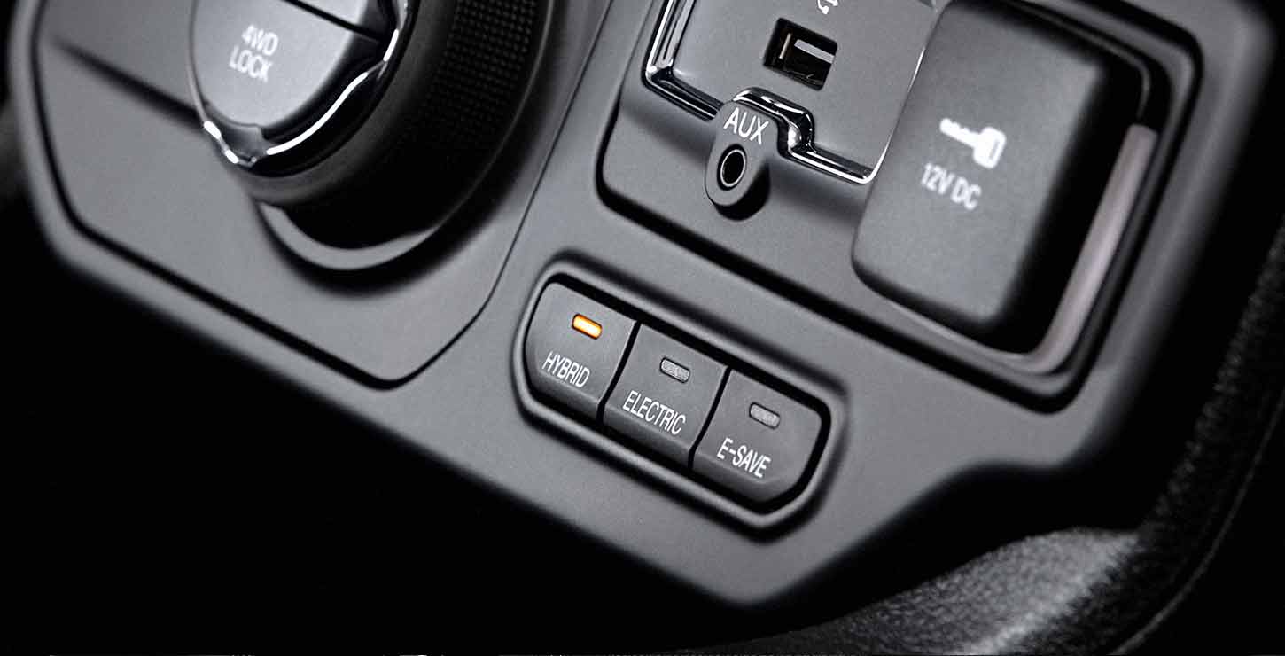 /content/dam/jeep/crossmarket/jeep-phev-3/interiors/feature-banner/JEEP-renegade-4xe-interni-tab-01_ELECTRIC-desktop-FeatureHeroBanner-1450x740.jpg